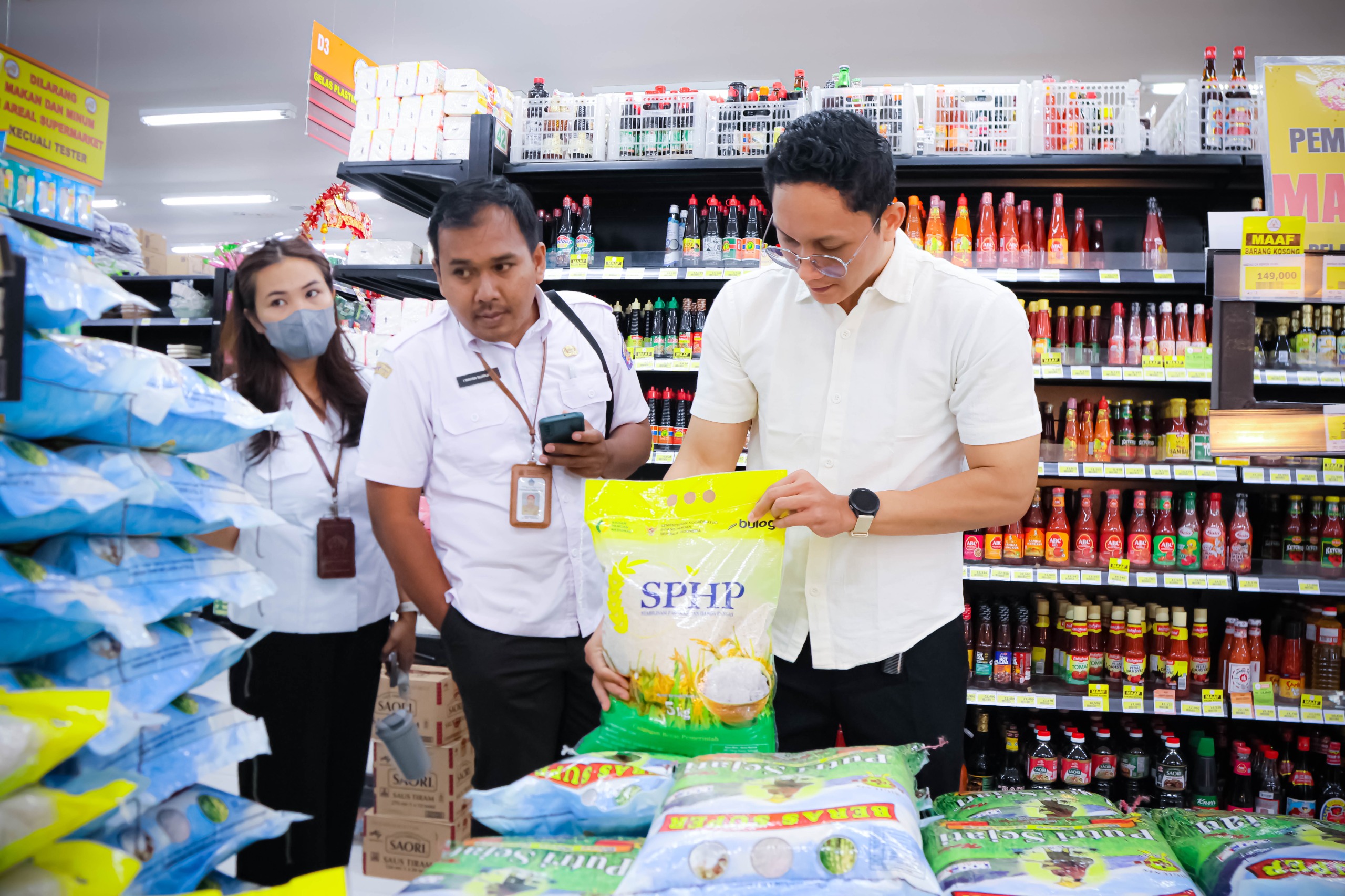 Jelang Nyepi dan Idul Fitri, Satgas Saber Pangan Polda Bali Sidak Pasar Kreneng dan Supermarket Tiara Dewata, Pastikan Harga Stabil.