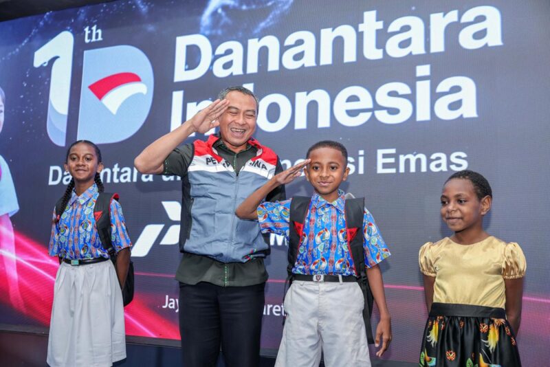 Pertamina berbagi paket sekolah kepada sejumlah siswa-siswi SD dan SMP sederajat, dalam rangka 1 Tahun Danantara. Pertamina membagikan 7 ribu paket sekolah ke tiga lokasi, Prov Riau, Sulawesi, dan Papua.