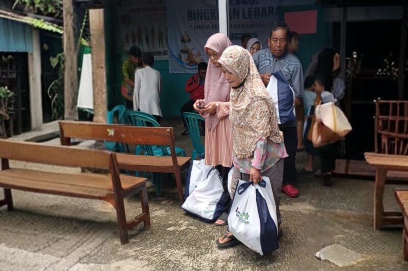 YBM PLN EPI menyalurkan sebanyak 600 paket sembako kepada warga RW 03 dan RW 04 yang berada di sekitar kantor PLN EPI.