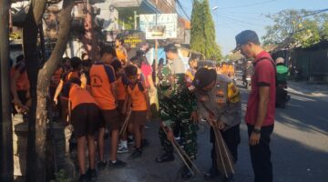 Bhabinkamtibmas Desa Keramas Hadiri Gotong Royong Peringatan Bulan Bung Karno Tahun 2026