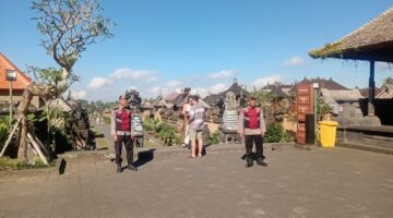 Beri Rasa Aman Wisatawan, Personil Polsek Kota Polres Bangli Patroli Dialogis di Desa Wisata