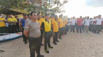 Sinergi TNI-Polri, Pemerintah dan Masyarakat Warnai Aksi Bersih Lingkungan di Pantai Samuh Kuta Selatan.