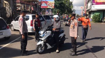 Tingkatkan KRYD, Pawas Polsek Kota Polres Bangli Sambangi Juru Parkir di Seputaran Pasar Kidul Lewat Patroli Dialogis.