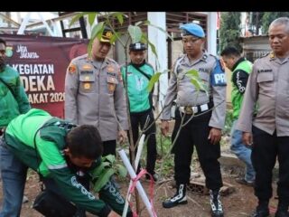 Semarak HUT ke -81 RI, Polres Pelabuhan Tanjung Priok Tanam 20 Pohon Bersama Masyarakat