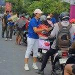 Kuta Beach Hotel Bagikan Nasi Bungkus kepada Masyarakat yang Antre BBM di Bali