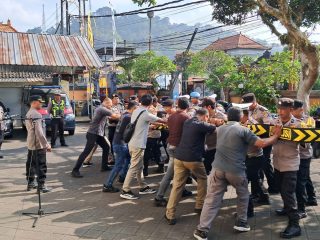 Tingkatkan Kemampuan Anggota Polsek Bangli Laksanakan Latihan Dalmas
