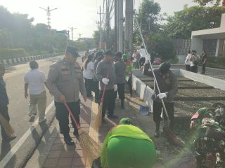 Program “Resik Desaku”, Bhabinkamtibmas Benoa Bersama Unsur Terkait Bersihkan Saluran Air Antisipasi Banjir